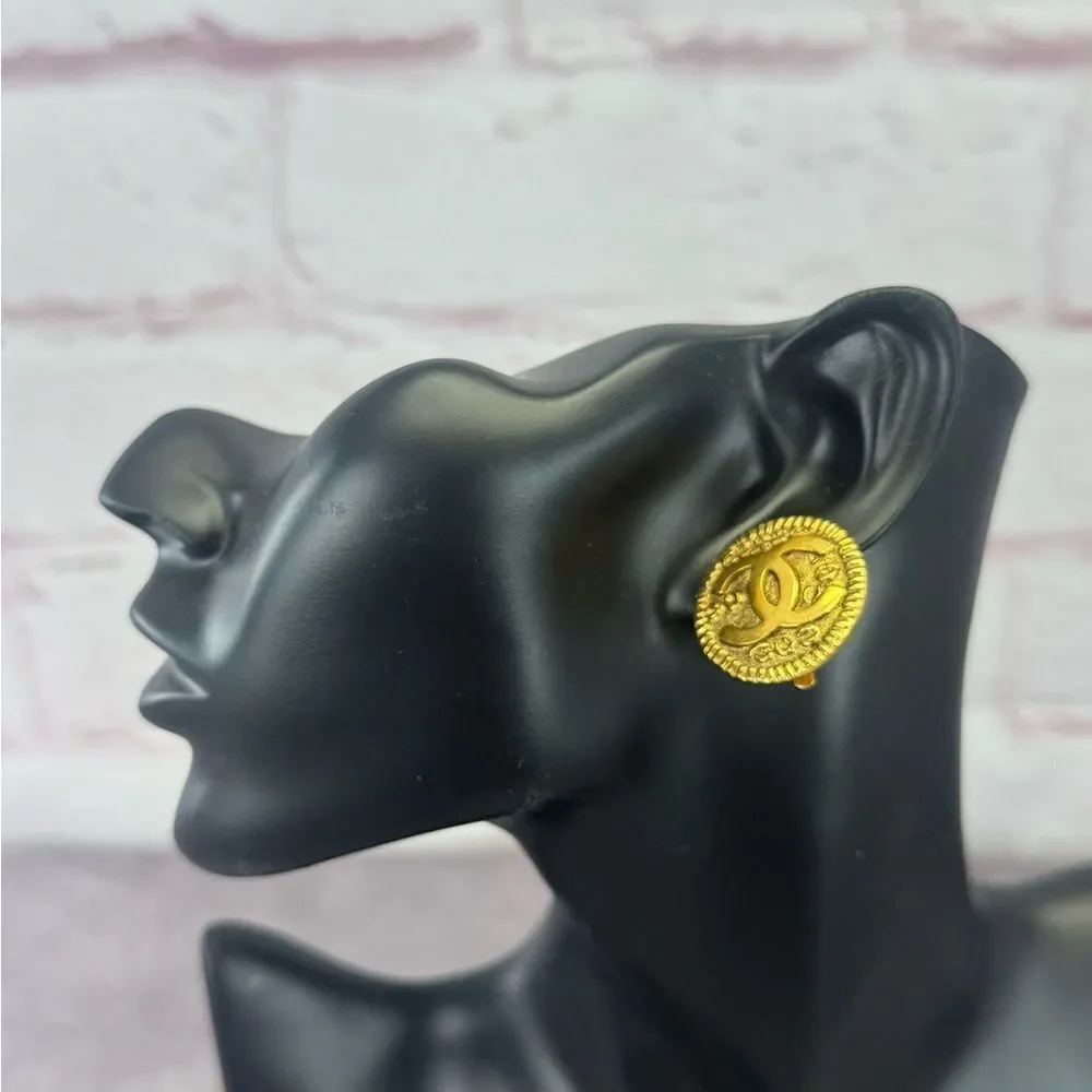 CHANEL Round CC Logo Earrings Clip-on Gold Plated Metal Vintage 97P Authentic - Picture 3 of 12